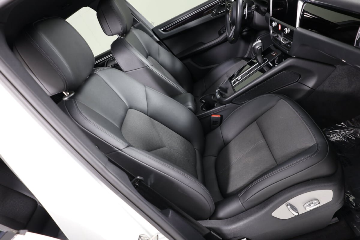 Used 2023 Porsche Macan AWD/4WD image 30