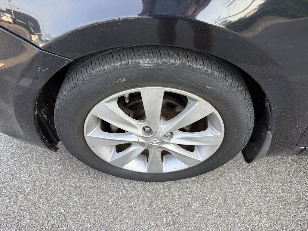 Used 2013 Hyundai Accent SE FWD image 10
