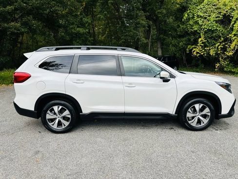 Used 2024 Subaru Ascent Premium w/ Convenience Package image 4