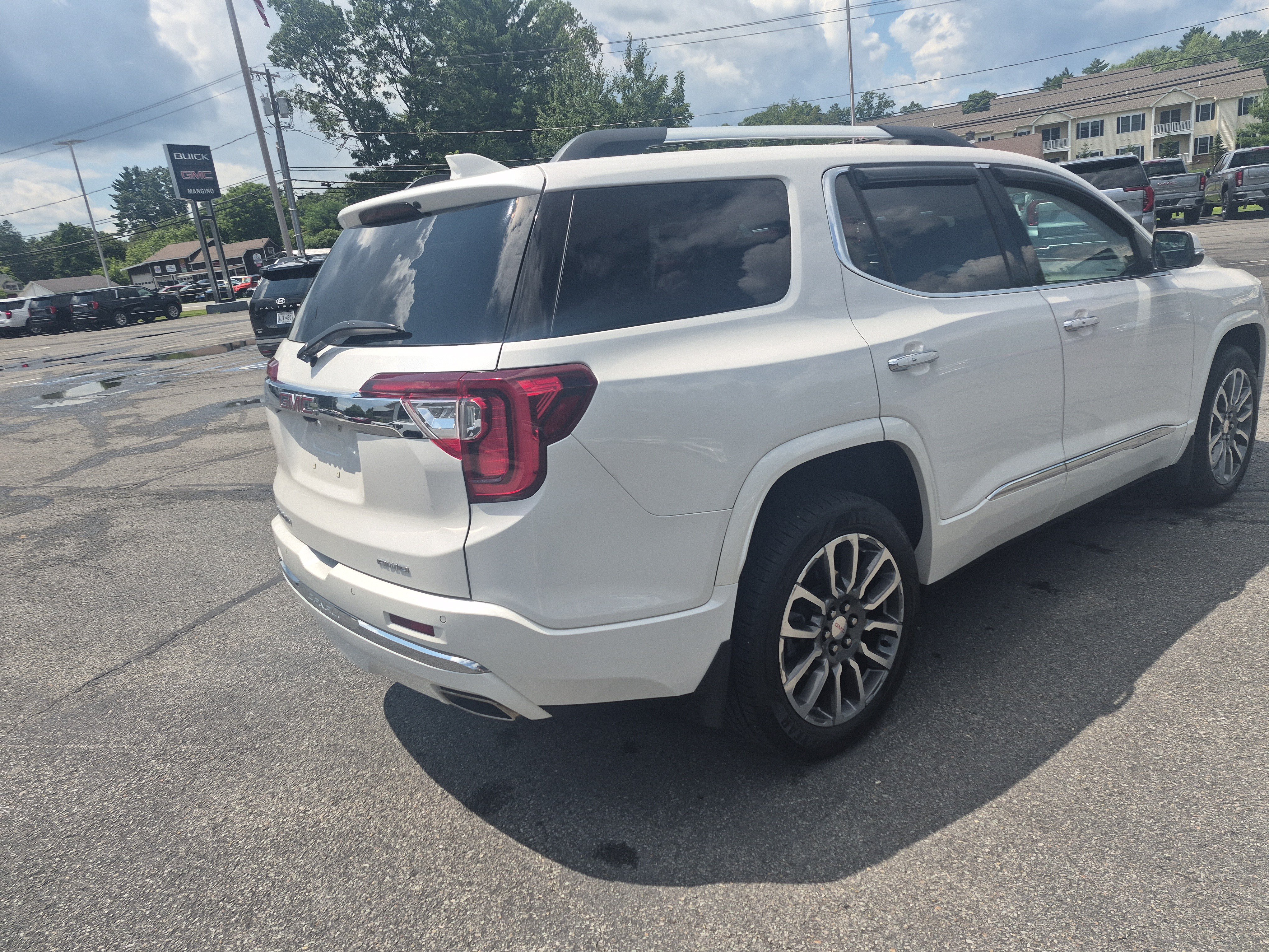 Used 2022 GMC Acadia Denali AWD/4WD image 5