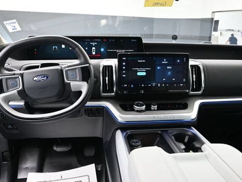 Certified 2025 Ford Expedition Platinum w/ Driver's Package AWD/4WD image 22