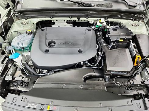 Certified 2025 Volvo XC40 B5 Plus AWD/4WD image 33