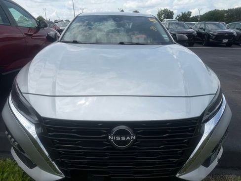 Used 2024 Nissan Altima 2.5 SV FWD image 2