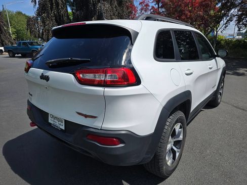 Used 2017 Jeep Cherokee Trailhawk w/ Comfort/Convenience Group AWD/4WD image 4