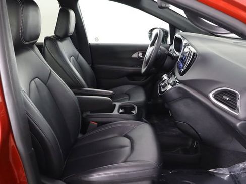 Used 2025 Chrysler Pacifica Select FWD image 19