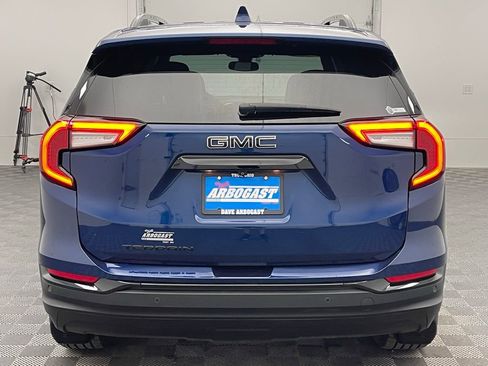 Used 2023 GMC Terrain SLE w/ Driver Convenience Package image 9
