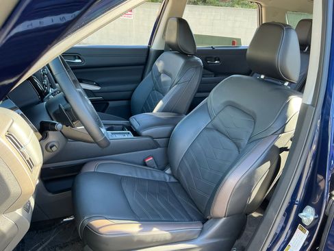 Used 2023 Nissan Pathfinder Platinum w/ Cargo Package image 19