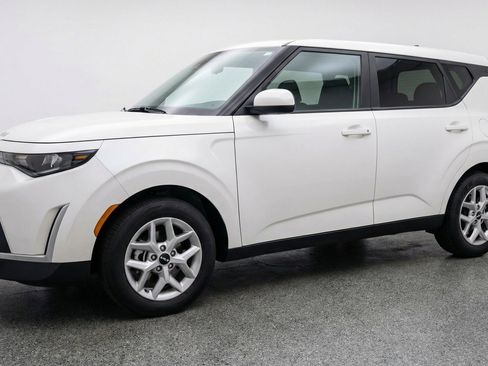 Used 2025 Kia Soul LX w/ LX Technology Package FWD image 3