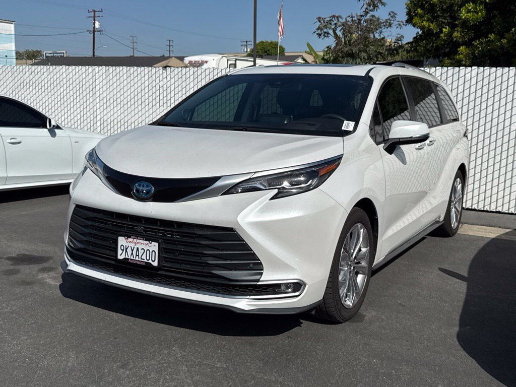 Certified 2024 Toyota Sienna Platinum FWD image 3