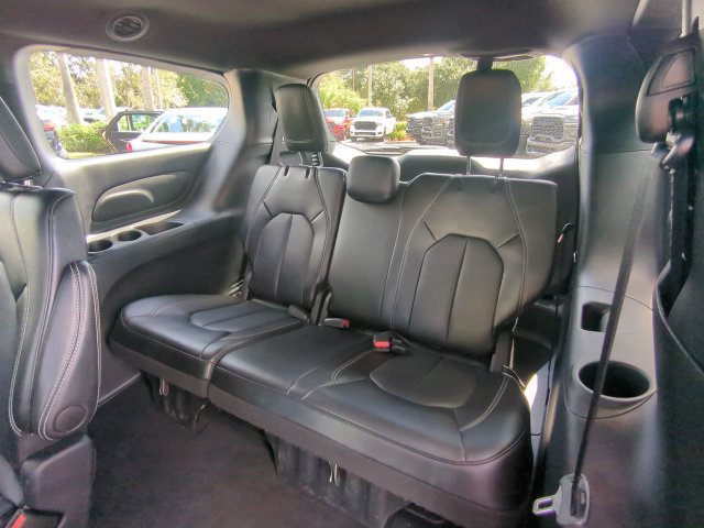 Used 2025 Chrysler Pacifica Select FWD image 16