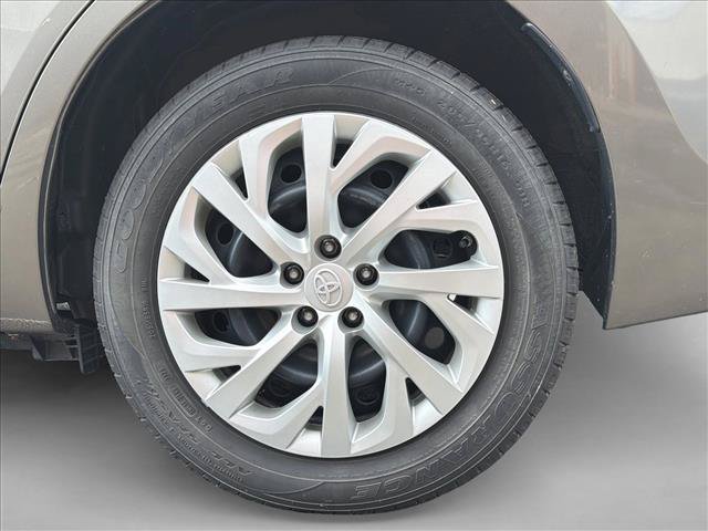 Used 2018 Toyota Corolla LE w/ Carpet Mat Package (TMS) FWD image 10