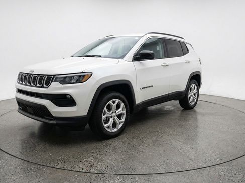 Used 2025 Jeep Compass Latitude AWD/4WD image 3