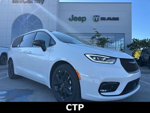 New 2026 Chrysler Pacifica Select image 1