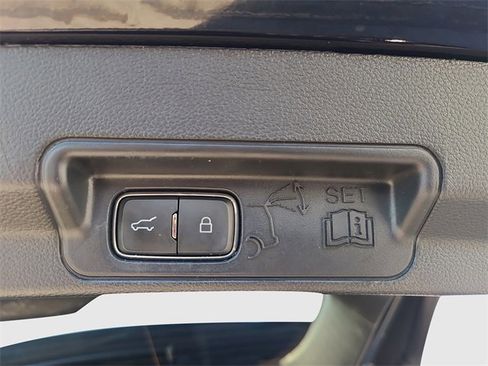 Used 2022 Ford Explorer XLT image 12