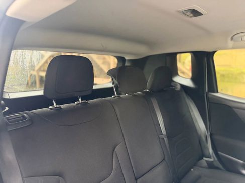 Used 2018 Jeep Renegade Latitude w/ UConnect 8.4 Nav Group image 29