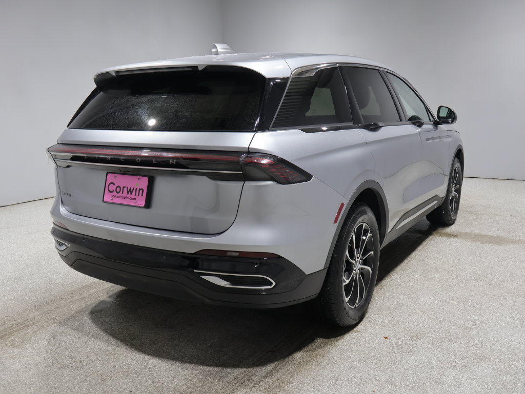 Used 2026 Lincoln Nautilus Premier AWD/4WD image 2