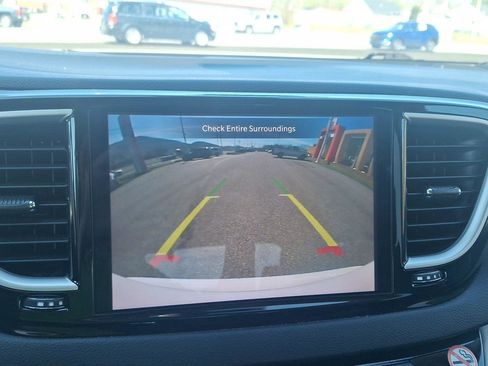 Used 2023 Chrysler Pacifica Touring-L image 31