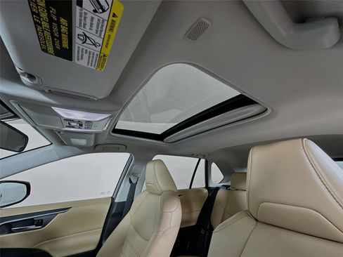 Used 2023 Toyota RAV4 XLE Premium image 33