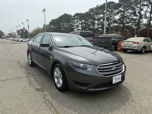 Used 2016 Ford Taurus SE image 4