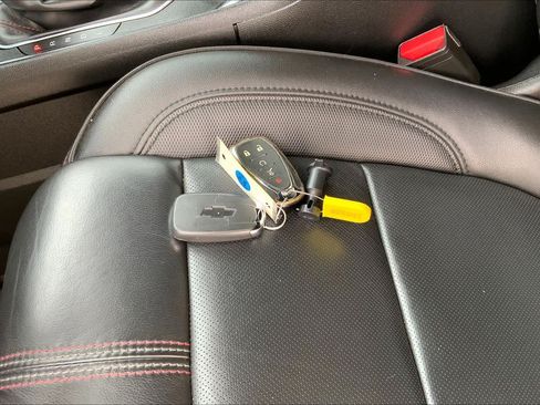 Used 2023 Chevrolet Traverse RS FWD image 14