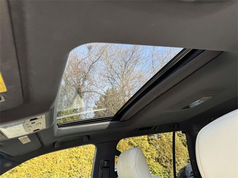 Used 2020 Lexus LX 570 4WD w/ 3rd Row & Luxury Pkg image 18