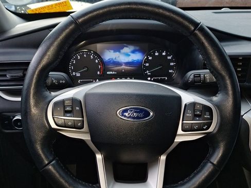 Used 2022 Ford Explorer XLT w/ Equipment Group 202A image 10
