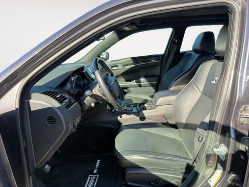 Used 2018 Chrysler 300 S w/ 300S Premium Group RWD image 10