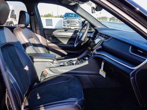 New 2025 Jeep Grand Cherokee Altitude image 17