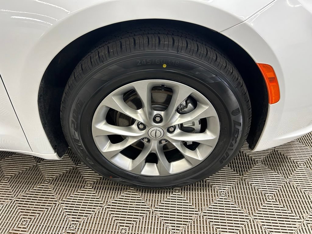Used 2026 Chrysler Pacifica Limited FWD image 2