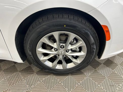Used 2026 Chrysler Pacifica Limited FWD image 2