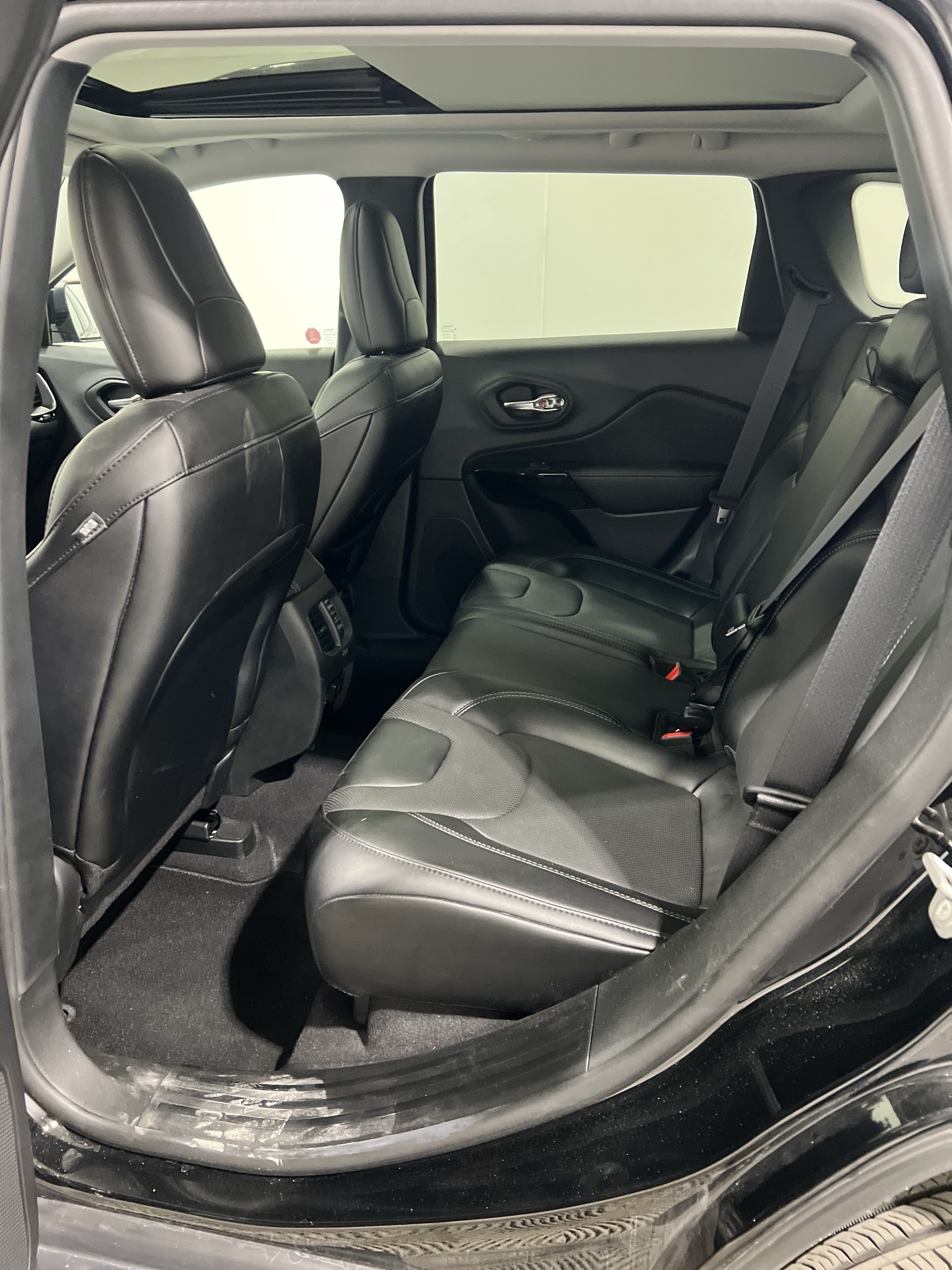 Used 2023 Jeep Cherokee Altitude Lux w/ Elite Group AWD/4WD image 13