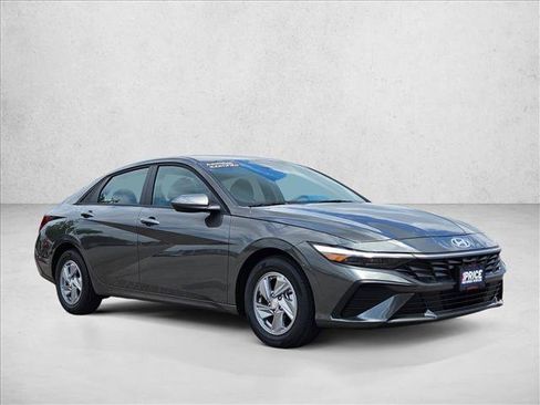 Used 2026 Hyundai Elantra SE FWD image 3