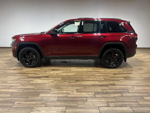 Used 2023 Jeep Grand Cherokee Limited w/ Black Appearance Package AWD/4WD image 35