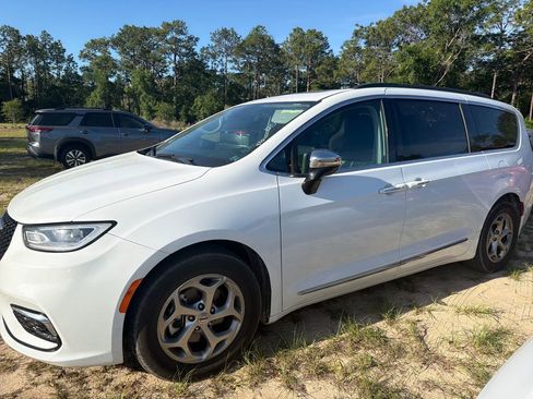 Used 2023 Chrysler Pacifica Limited FWD image 9