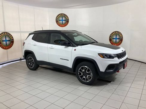 Used 2025 Jeep Compass Trailhawk AWD/4WD image 19