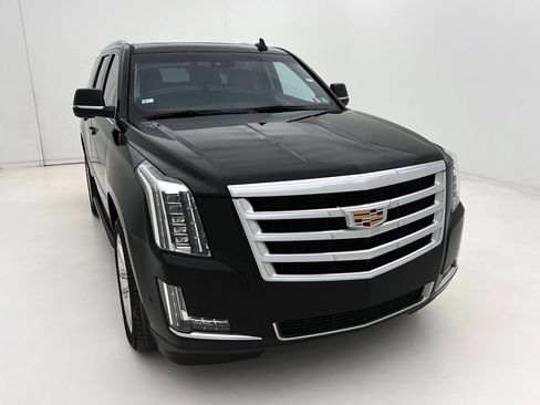 Used 2019 Cadillac Escalade Luxury image 3