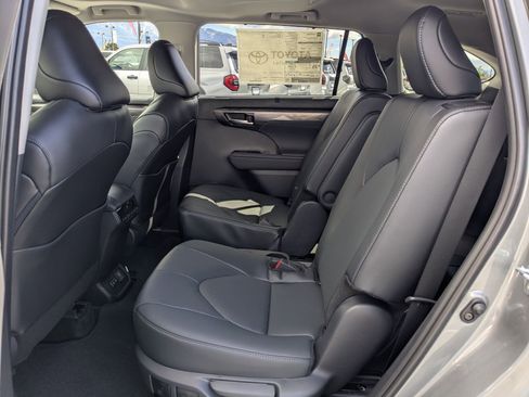 New 2026 Toyota Highlander Limited AWD/4WD image 19