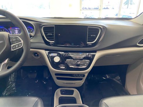 Used 2024 Chrysler Pacifica Touring-L FWD image 22