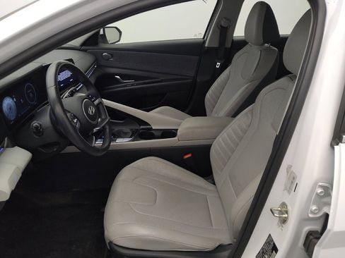 Used 2024 Hyundai Elantra Limited image 17