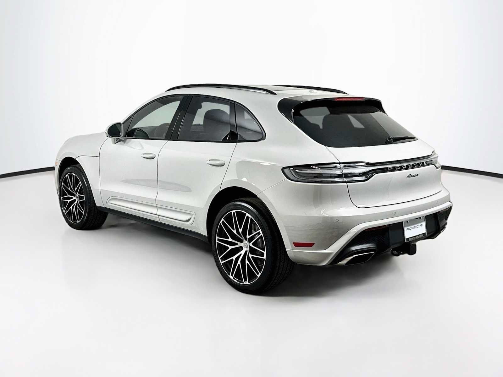 Certified 2025 Porsche Macan AWD/4WD image 3