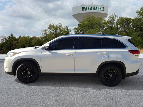 Used 2019 Toyota Highlander XLE image 3