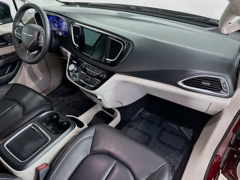 Used 2023 Chrysler Pacifica Touring-L FWD image 33