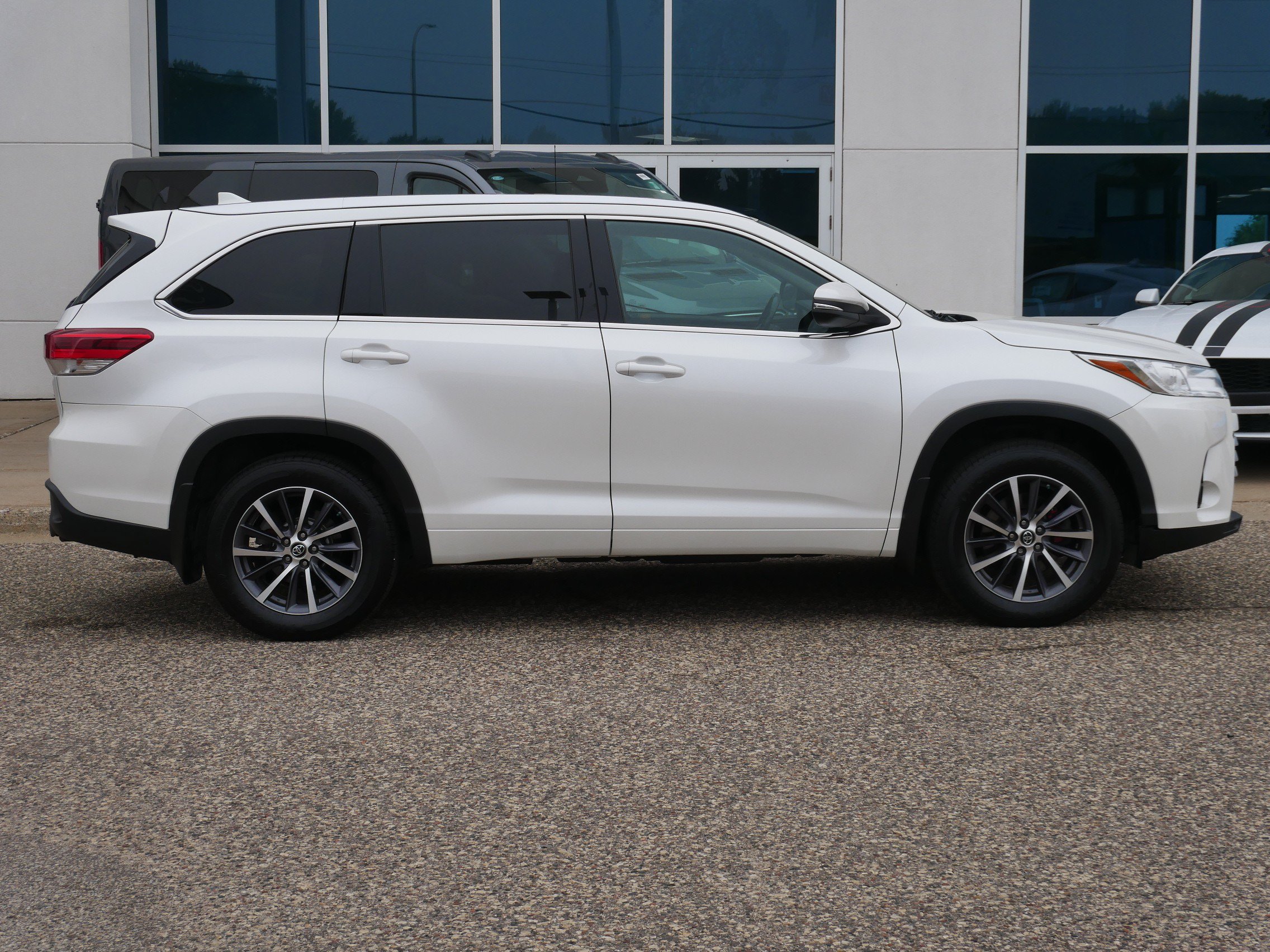 Used 2018 Toyota Highlander XLE w/ Carpet Mat Package (TMS) AWD/4WD image 2