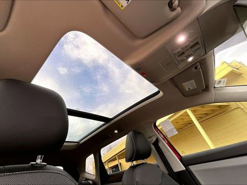 Used 2022 Volkswagen Taos SE w/ Panoramic Sunroof Package image 15