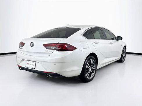 Used 2018 Buick Regal Essence w/ Driver Confidence Package #1 FWD image 2