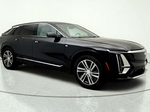 Used 2025 Cadillac Lyriq Luxury w/ LPO, Floor Liner Package RWD image 3