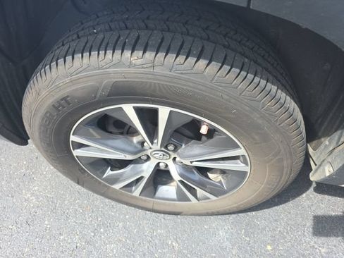 Used 2018 Toyota Highlander LE FWD image 11