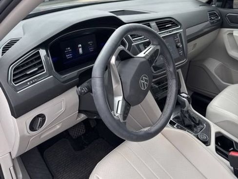 Used 2023 Volkswagen Tiguan SE AWD/4WD image 5