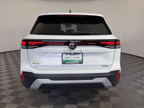Used 2025 Volkswagen Tiguan SE AWD/4WD image 9