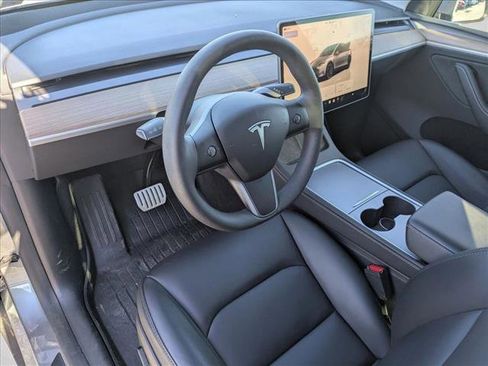 Used 2024 Tesla Model Y Performance image 10